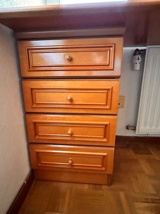 Escritorio de madera con dos cajoneras