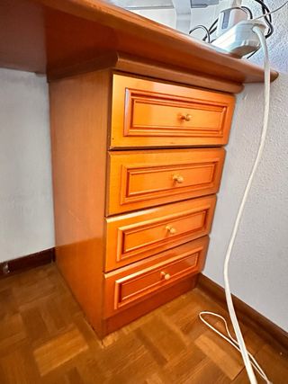 Escritorio de madera con dos cajoneras