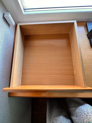 Escritorio de madera con dos cajoneras