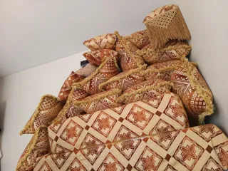 Almohadas estilo árabe marrón y dorado