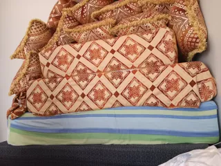 Almohadas estilo árabe marrón y dorado