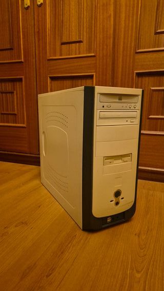 Ordenador Sobremesa Antiguo Blanco y Negro