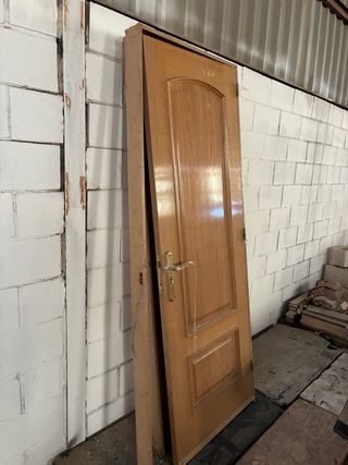 Puerta de cristal con marco marrón