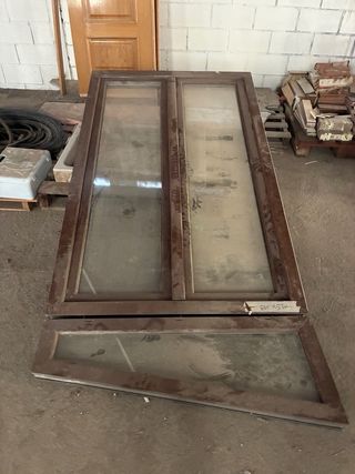 Puerta de cristal con marco marrón