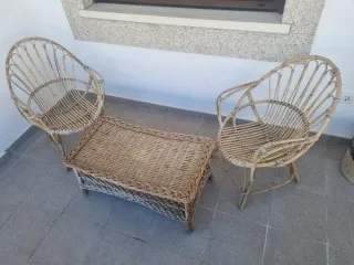 Conjunto de mesa y sillas de mimbre