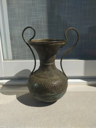 Jarra de metal antigua