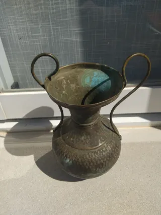 Jarra de metal antigua