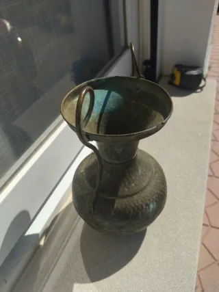 Jarra de metal antigua