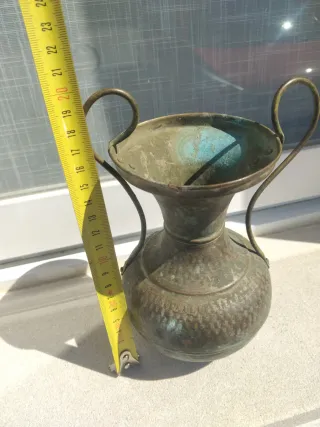 Jarra de metal antigua