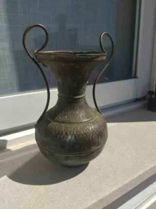 Jarra de metal antigua