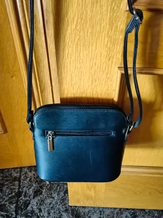 Bolso negro con lazo