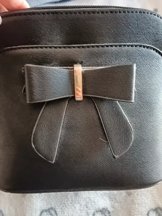 Bolso negro con lazo