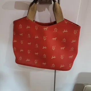Bolso mediano rojo con estampado de caballos