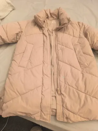 Plumífero rosa Zara talla 8-9, tiene una manchita