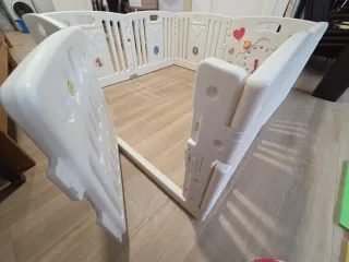 Parque infantil blanco para bebés