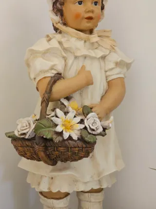 Pareja de muñecos decorativos pintados a mano.