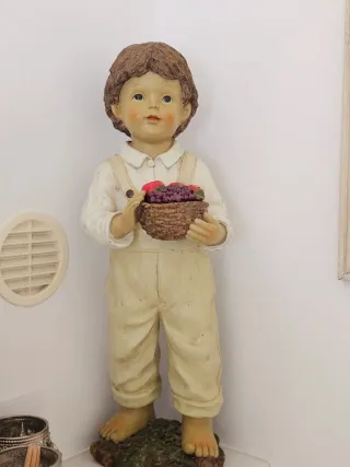 Pareja de muñecos decorativos pintados a mano.