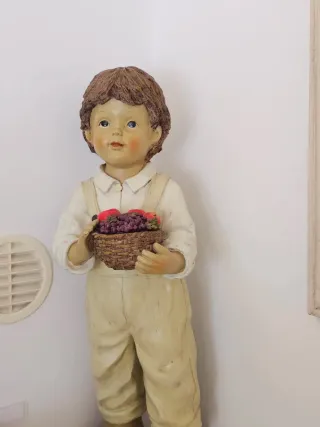 Pareja de muñecos decorativos pintados a mano.