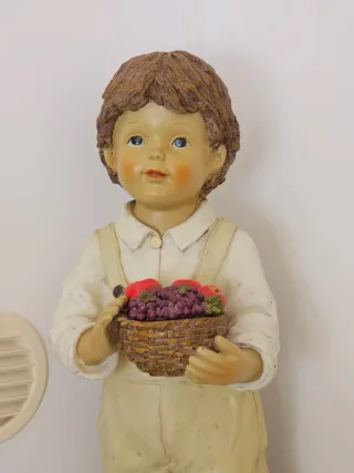 Pareja de muñecos decorativos pintados a mano.