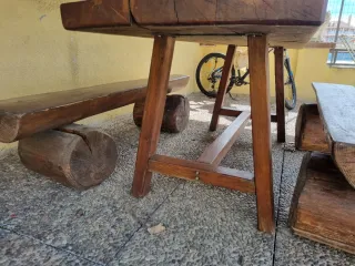 Tavolo e panche in legno massiccio (tronchi veri)