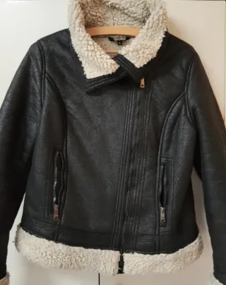 Chaqueta pelliza negra y blanca