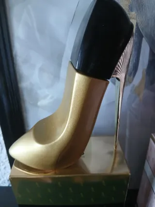 Perfume tacón rojo y negro 3€