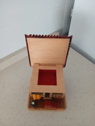 Figura decorativa casa madera tejado rojo