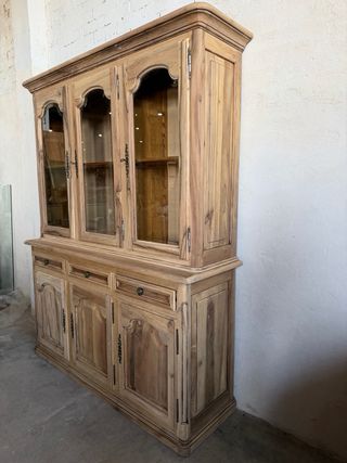 Vitrina de madera y cristal