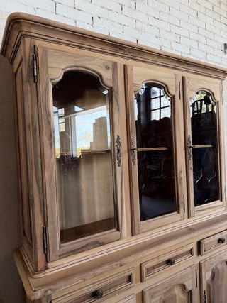 Vitrina de madera y cristal