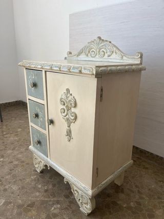 Mesita auxiliar restaurada beige y azul