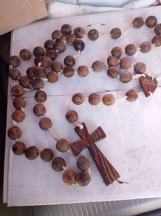 Rosario de madera con cruz