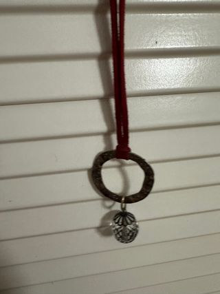 Collar con colgante de anillo y esfera