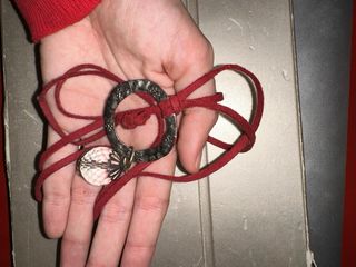 Collar con colgante de anillo y esfera