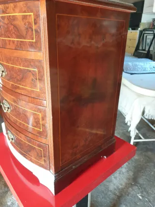 Mesita de noche de madera con cajones