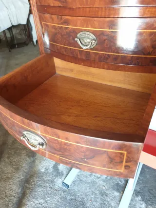 Mesita de noche de madera con cajones