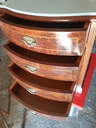 Mesita de noche de madera con cajones