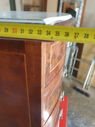 Mesita de noche de madera con cajones