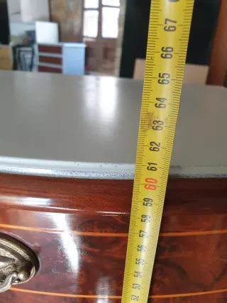 Mesita de noche de madera con cajones