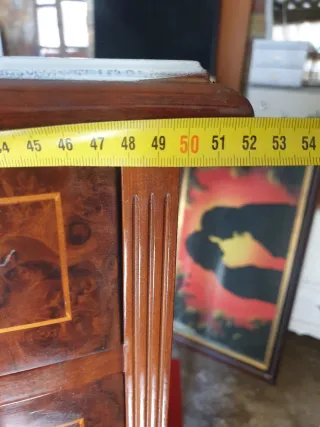 Mesita de noche de madera con cajones