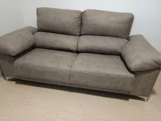 Sofá gris 2 plazas a estrenar, con pata.