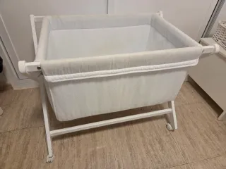 Minicuna blanca con ruedas
