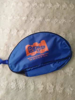 Chubasqueros y bolsa azul y negra