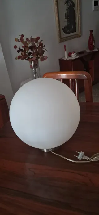 Lámpara de mesa bola moderna