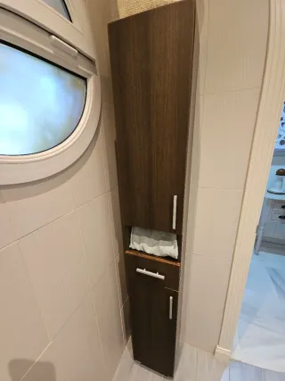 Mueble columna 2 puertas patas metálicas