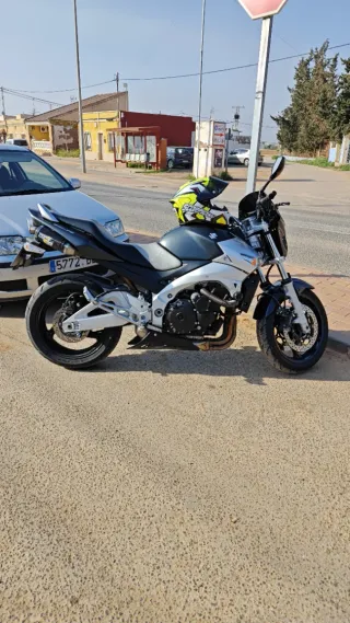 Suzuki gsr 600