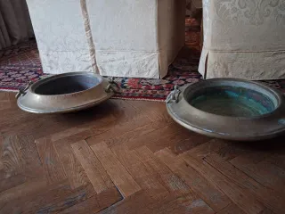 Coppia porta piante in ottone battuto