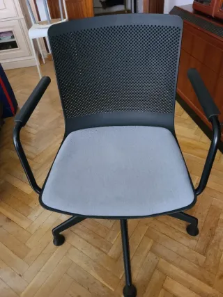 Silla de oficina negra y gris