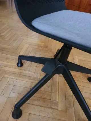 Silla de oficina negra y gris