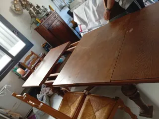 Mesa comedor madera y 4 sillas tapizadas y silla