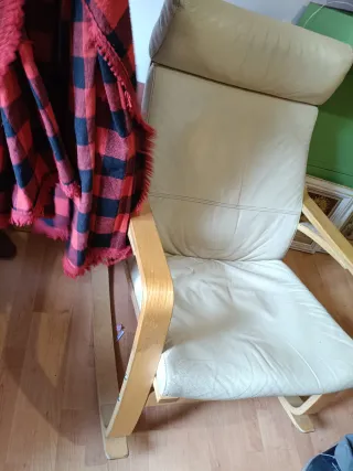 BUTACA de cuero y madera